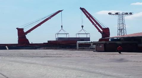 Grúas junto a la gabarra en una operación lacustre