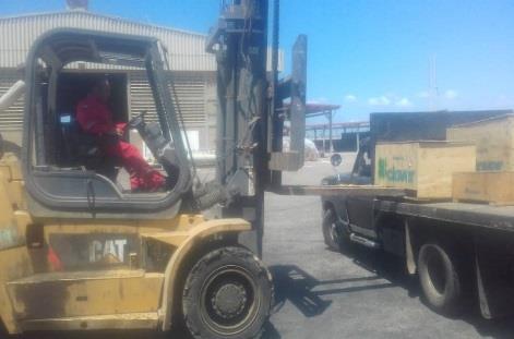 Montacargas junto a un camión durante la manipulación de carga