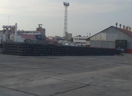 Palanquillas organizadas en un área del Puerto de Maracaibo