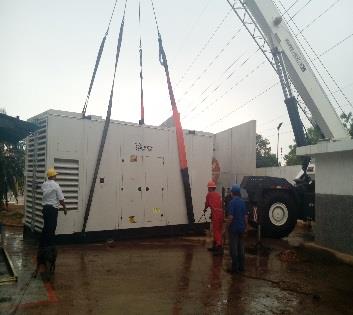 Planta eléctrica suspendida con eslingas durante su izamiento