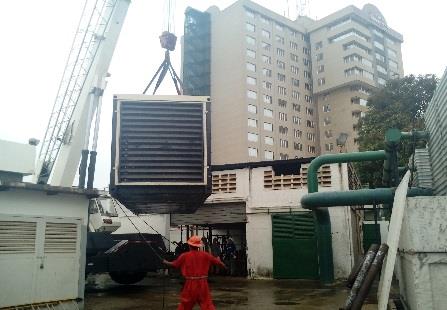 Planta eléctrica suspendida frente al Hotel Crowne Plaza Maruma