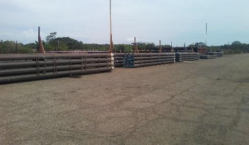 Tuberías organizadas en un patio para la operación industrial